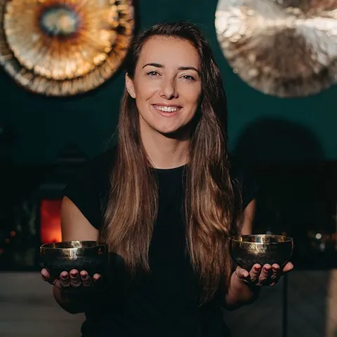 Zuzanna Siepkowska z misami tybetańskimi w gabinecie Well For You